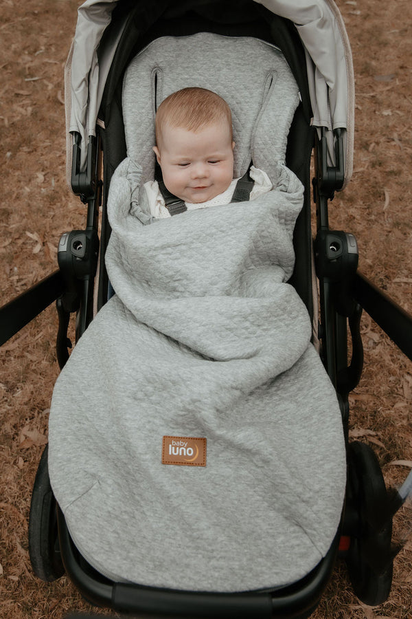 baby in a grey blanket baby luno Summer Lite Grey Footmuff