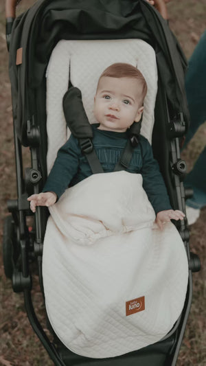 Demonstration of how the baby luno summer lite footmuff pram liner works